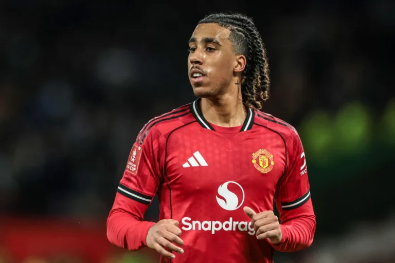 Leny Yoro sous le maillot de Manchester United