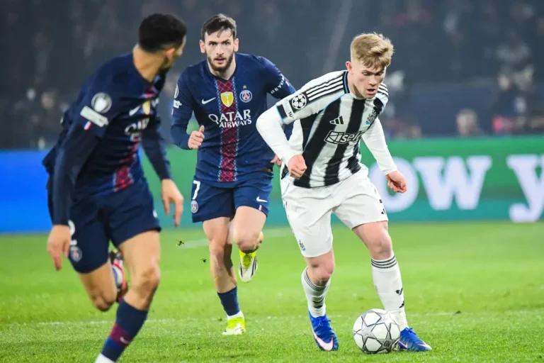 Lewis Hall sous le maillot de Newcastle