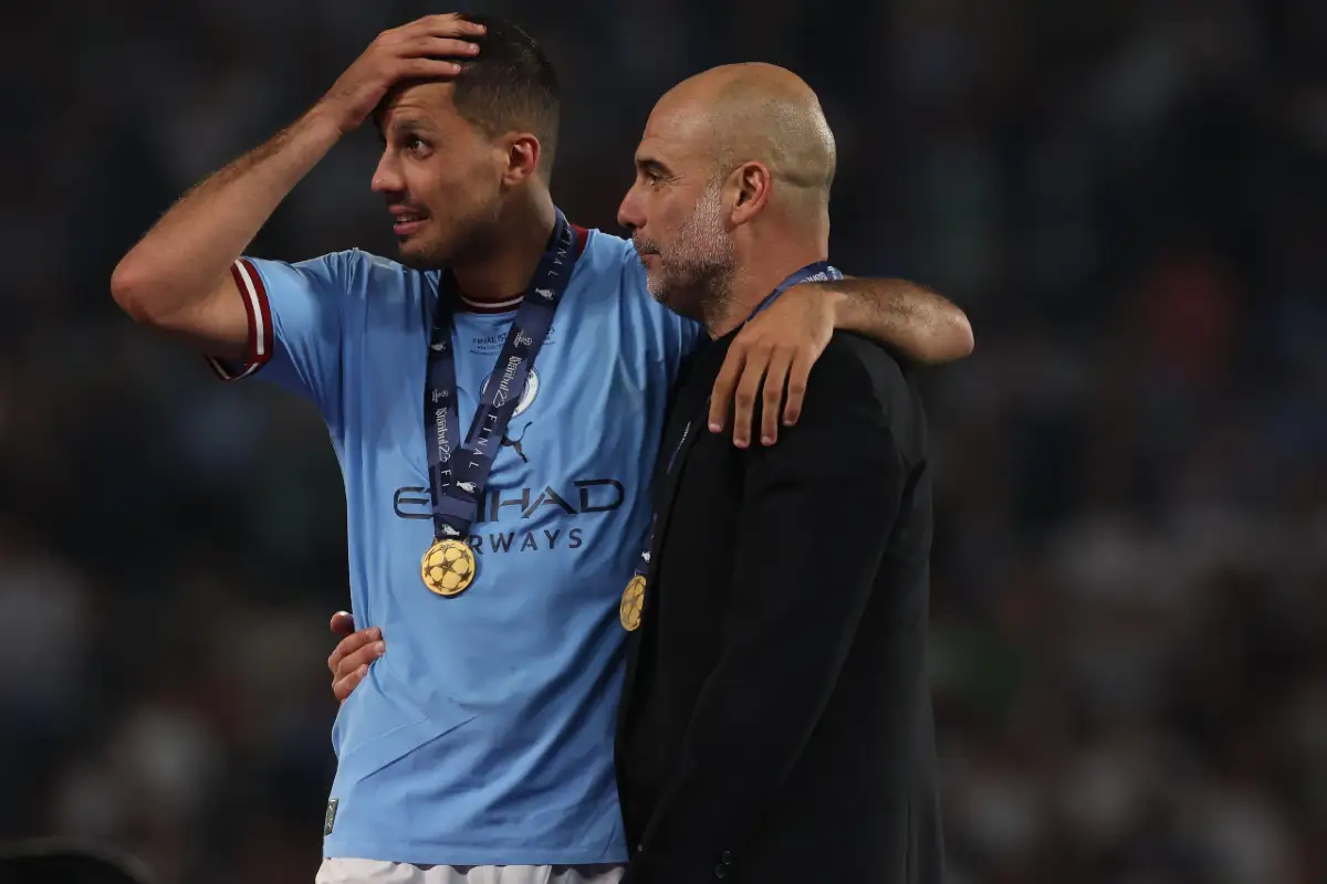 Man City : Guardiola se met à genoux