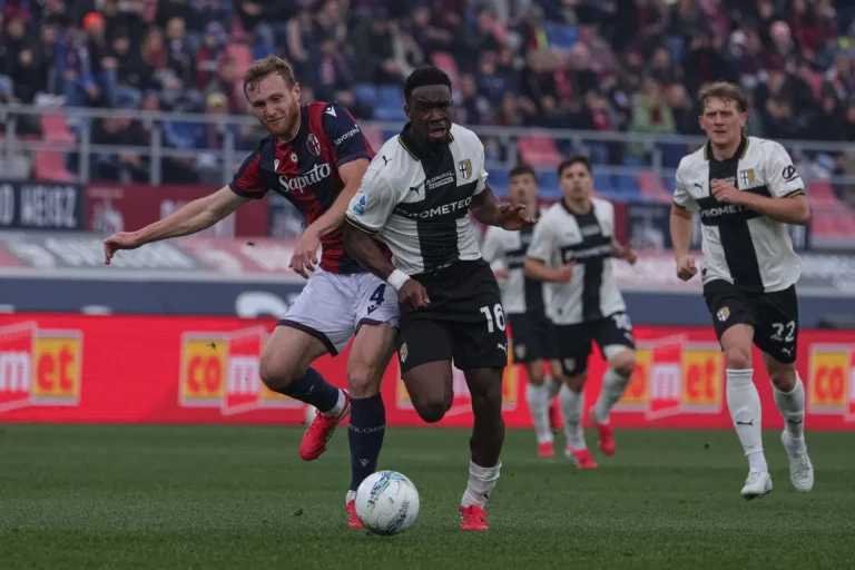 Mandela Keita sous le maillot de Parme