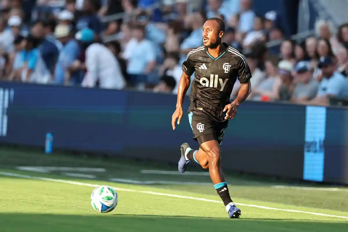 Nimfasha Berchimas sous le maillot de Charlotte