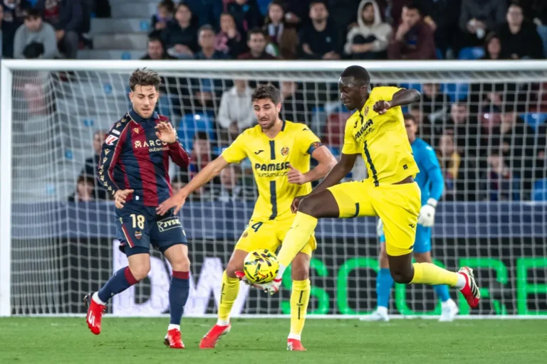 Pape Gueye visé par Manchester United ©Alamy