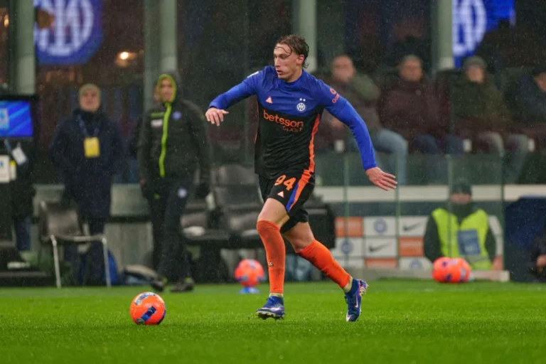 Pio Esposito sous le maillot de l'Inter Milan @Alamy