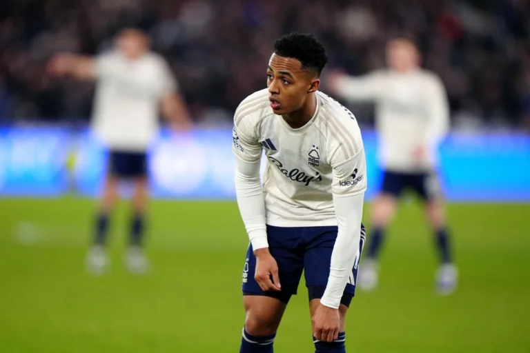 Omari Hutchinson sous le maillot de Nottingham @Alamy