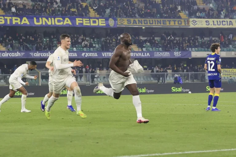 Naples : Romelu Lukaku frappe fort !