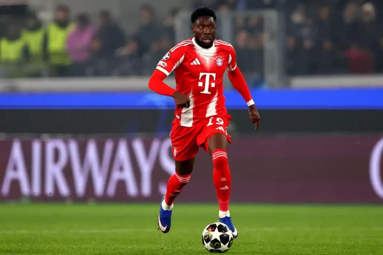 Manchester United prépare une offensive pour Alphonso Davies