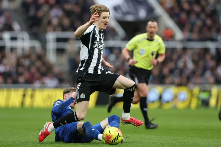 Anthony Gordon sous le maillot de Newcastle