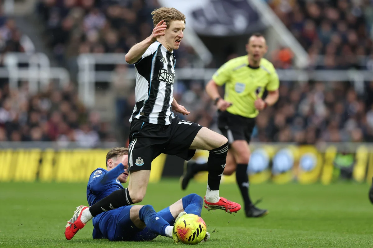 Anthony Gordon sous le maillot de Newcastle