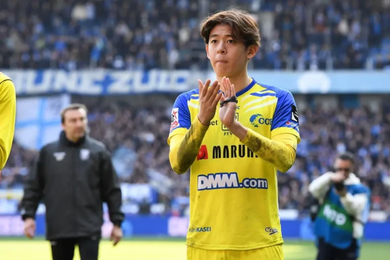 Ce japonais affole l'OL, un club allemand en embuscade
