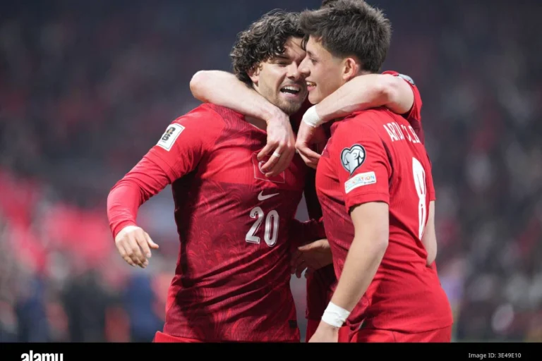 Ferdi Kadıoğlu visé par Manchester United ©Alamy