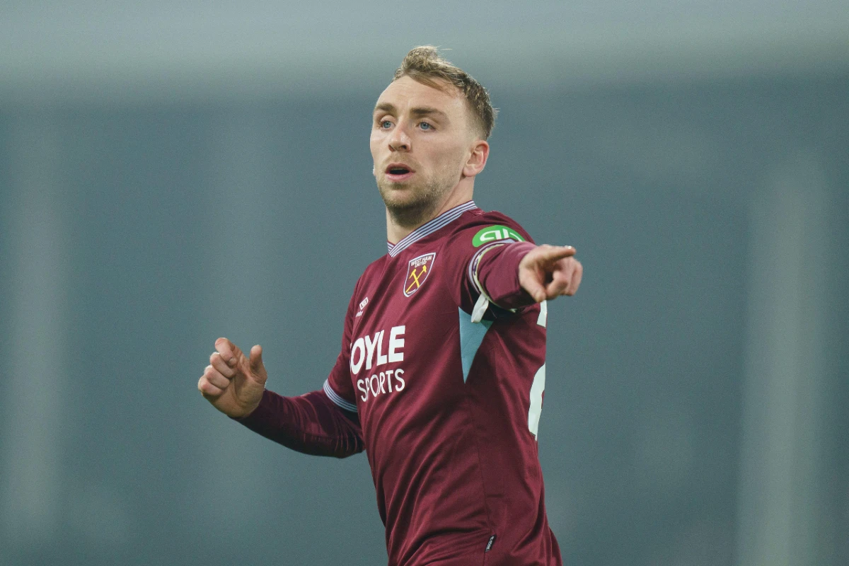 Aston Villa défie Manchester United pour un buteur anglais