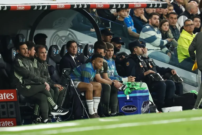 Real Madrid Le staff médical à la rue pour une erreur sur le genou de Mbappé