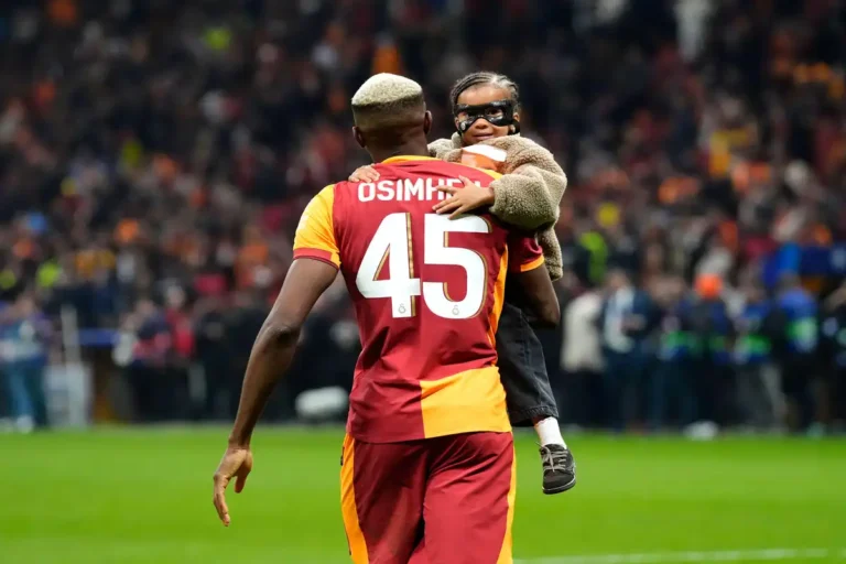 Un tifo pour sa mère : Osimhen ému