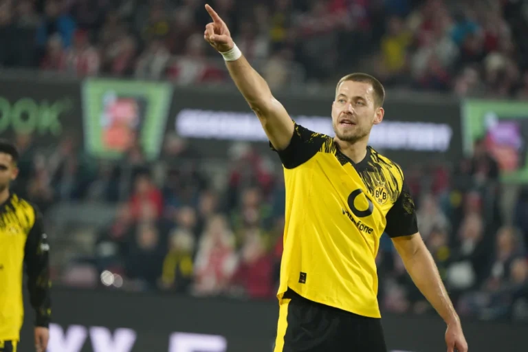 Waldemar Anton visé par Aston Villa et Tottenham ©Alamy