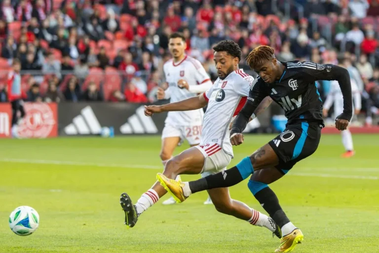 Wilfried Zaha avec le maillot de Charlotte @Alamy