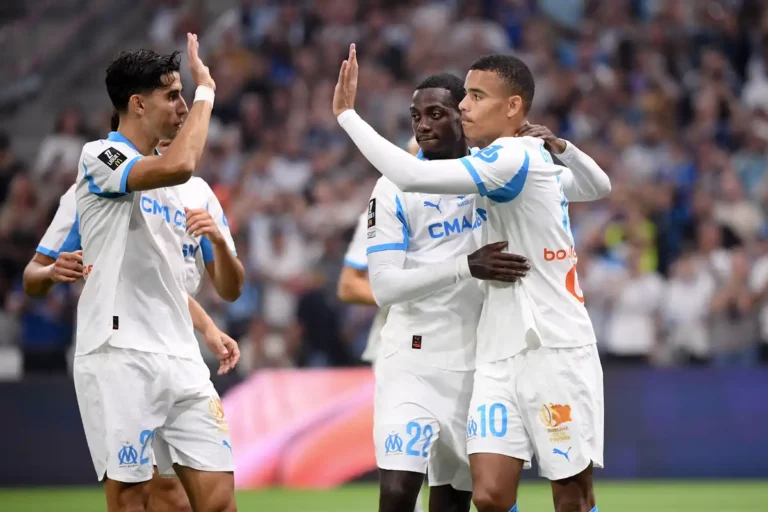 Habib Beye annonce le forfait de 3 joueurs clés contre Monaco ©Alamy