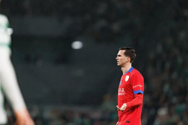 Fabian Ruiz fait un bras de fer avec le PSG ©Alamy