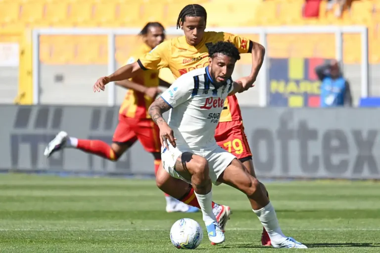 Joshua Zirkzee contre Ederson ©Alamy