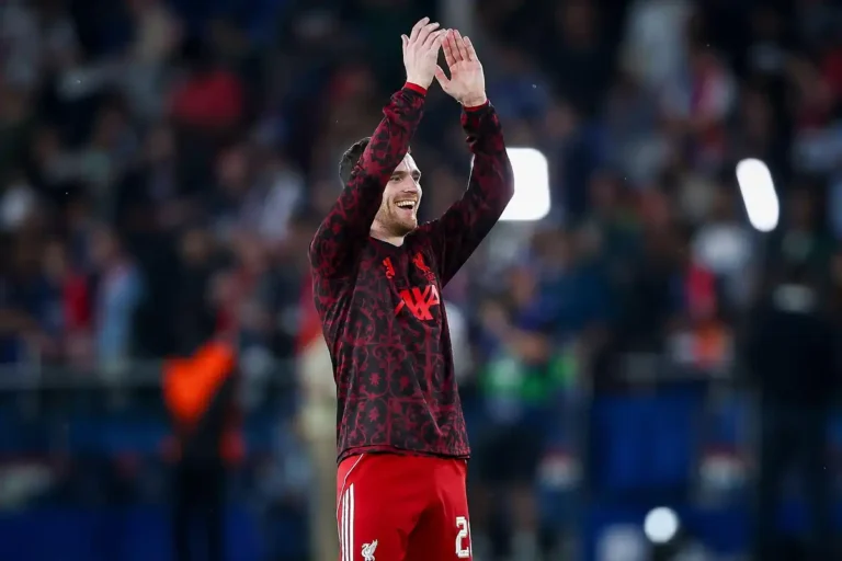 Andrew Robertson vié par Naples ©Alamy