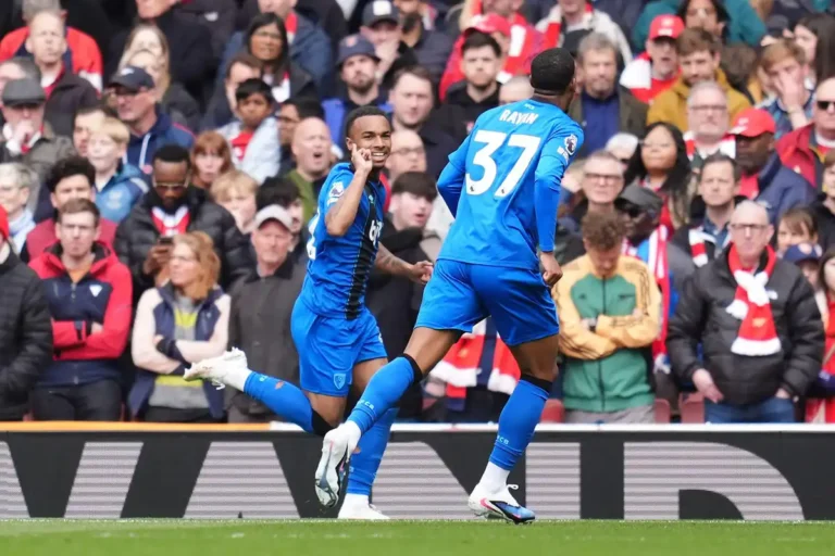 Éli Junior Kroupi entre dans l'histoire de la Premier League ©Alamy