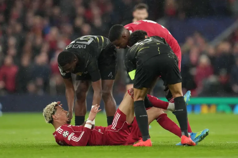 Hugo Ekitike gravement blessé, le PSG réagit ©Alamy