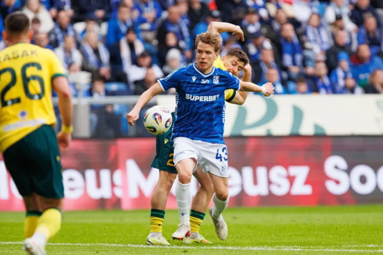 Antoni Kozubal sous le maillot de Lech Poznan