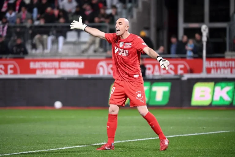 Ce gardien de but effraie tous les clubs en France ! La raison