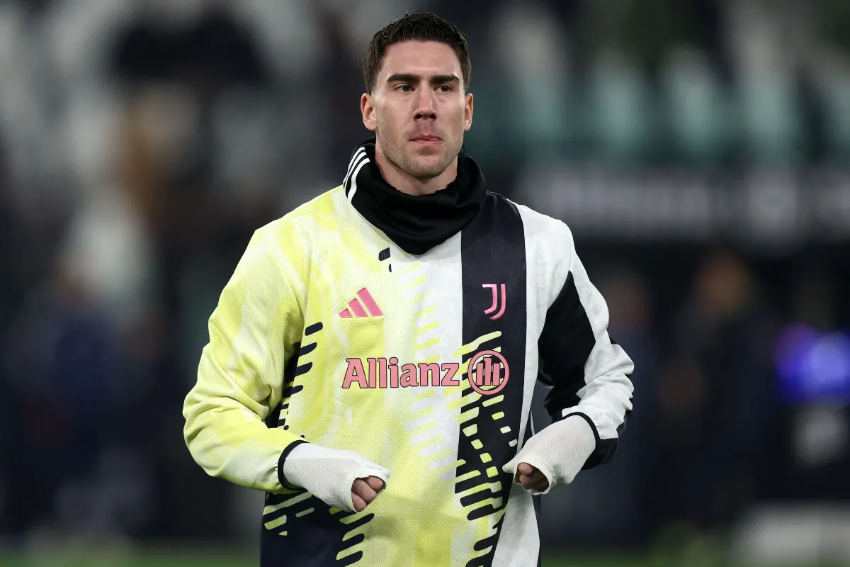 L’AC Milan fonce sur Vlahović, la Juve hésite