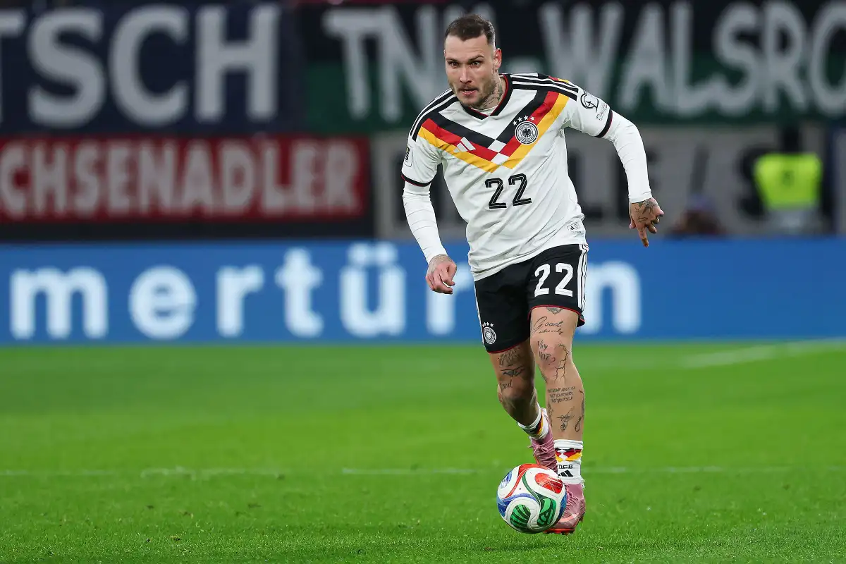 Liverpool frappe à la porte d'un défenseur allemand