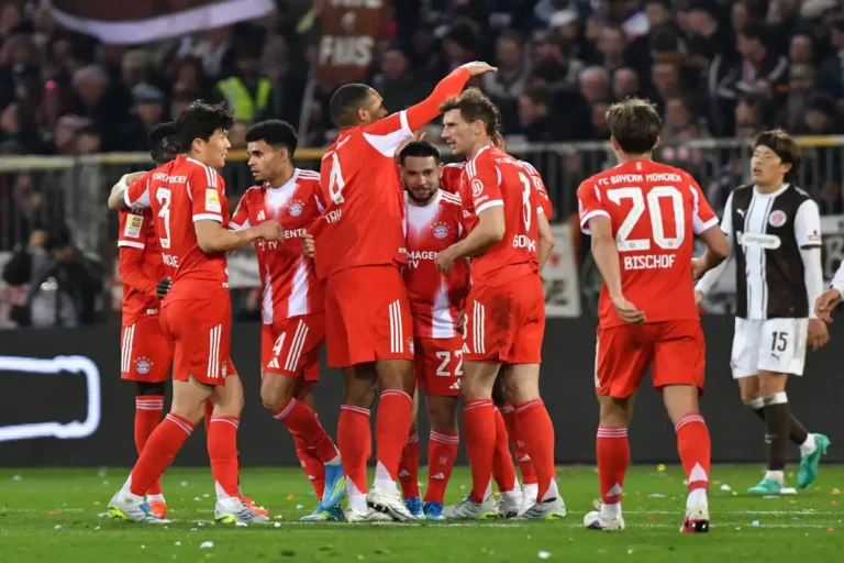 Raphaël Guerreiro forfait contre le Bayern Munich ©Alamy