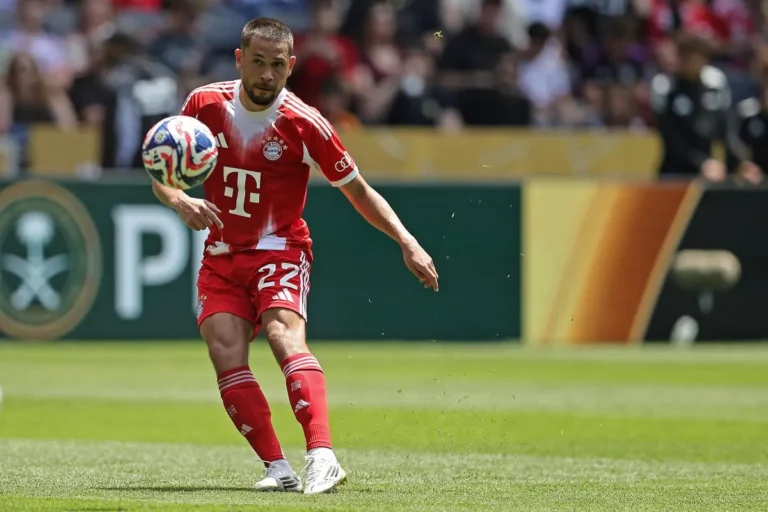 Raphael Guerreiro avec le maillot munichois @Alamy