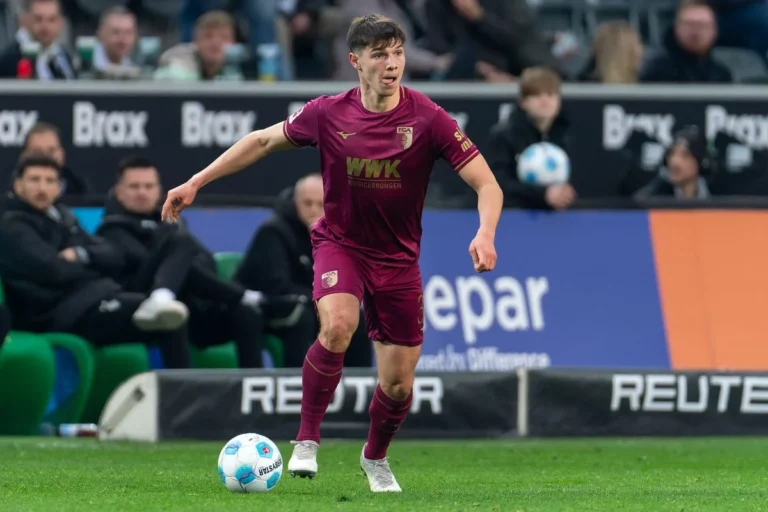 Mert Kömür sous le maillot d'Augsbourg @Alamy
