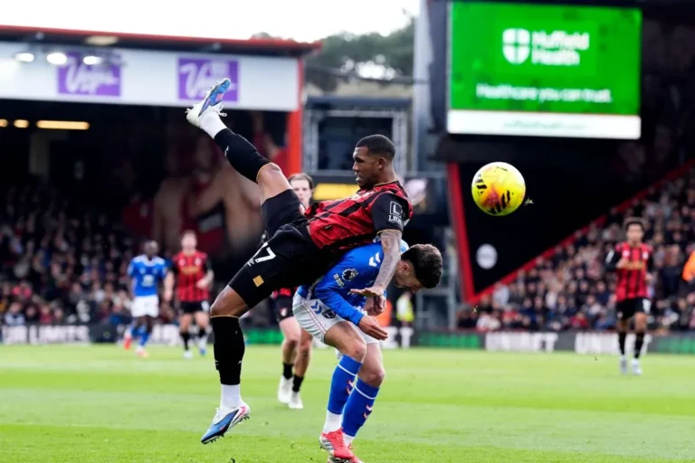 Rayan sous le maillot de Bournemouth @Alamy