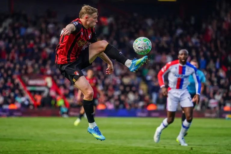 Adrien Truffert visé par Manchester City ©Alamy