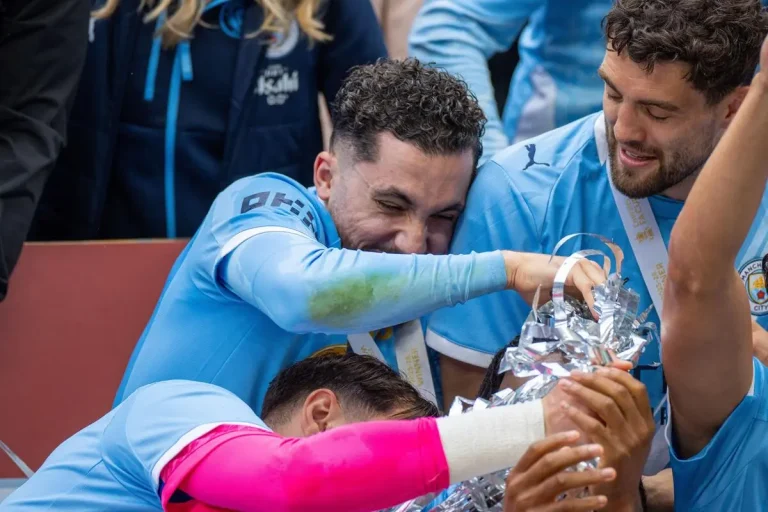 FA Cup Rayan Cherki immortalise un moment rare lors des célébrations