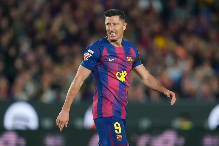 FC Barcelone Robert Lewandowski en route pour le Portugal