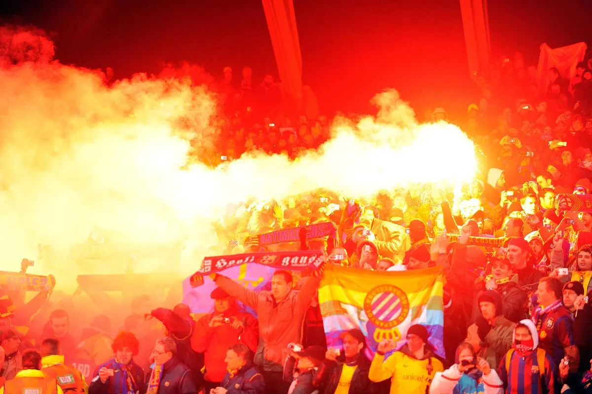Insolite Des supporters culés caillassent... leur propre bus