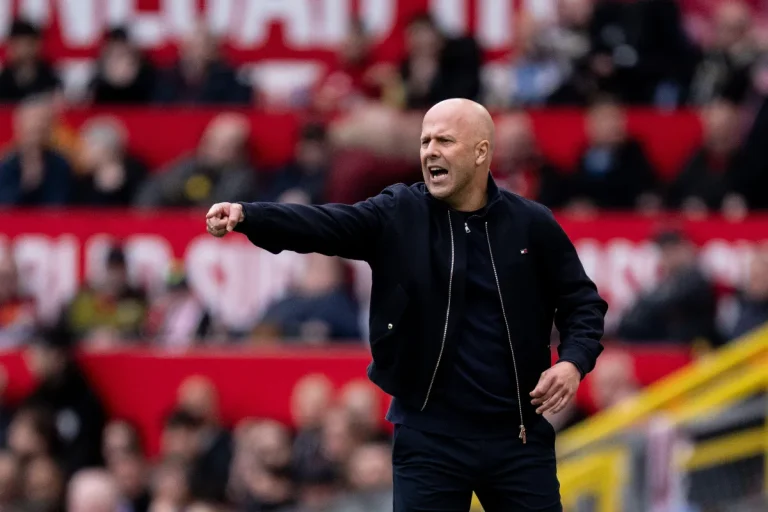 Liverpool : Arne Slot dans le viseur d'un géant d'Europe