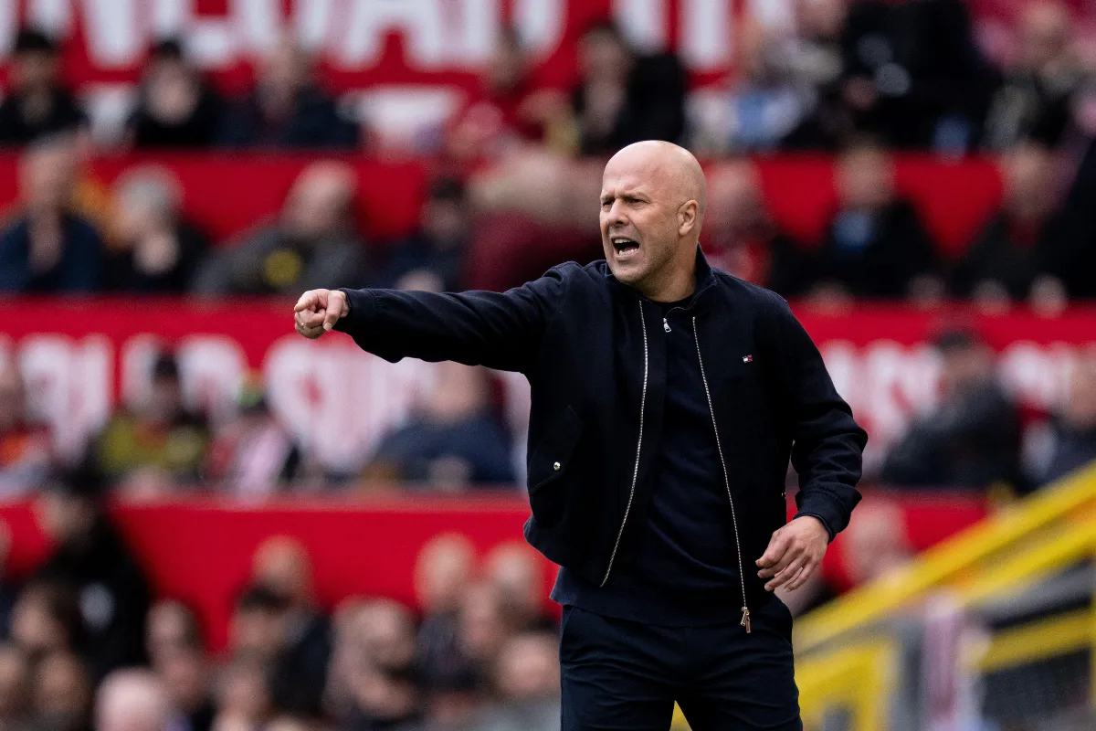 Liverpool : Arne Slot dans le viseur d'un géant d'Europe