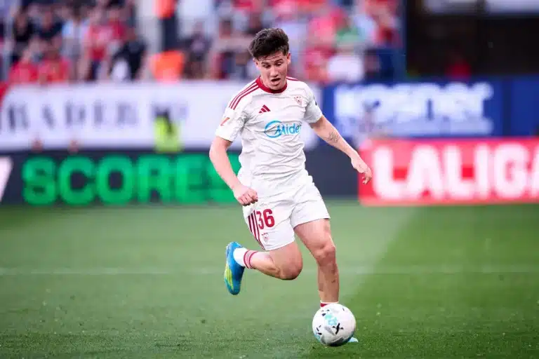 Oso sous le maillot du FC Séville