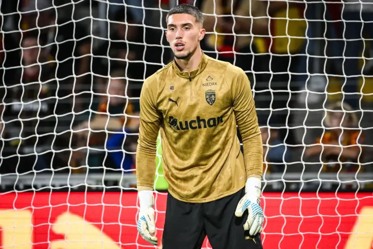 RC Lens : Robin Risser lâche tout sur son avenir