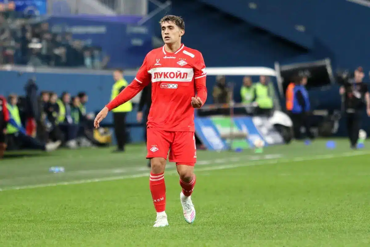 Russie Pablo Solari brise le trophée en pleine célébration du titre