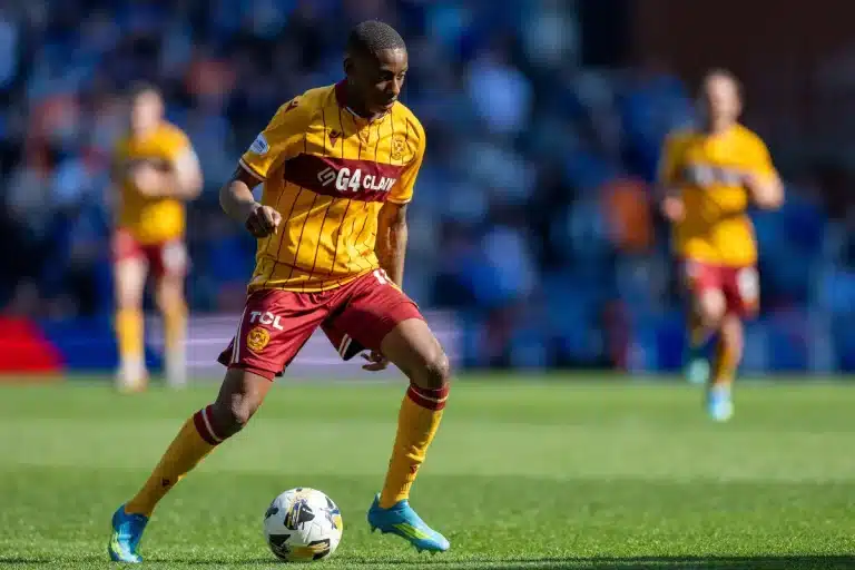 Tawanda Maswanhise sous le maillot de Motherwell