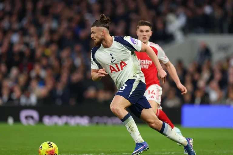 Radu Dragusin sous le maillot de Tottenham @Alamy