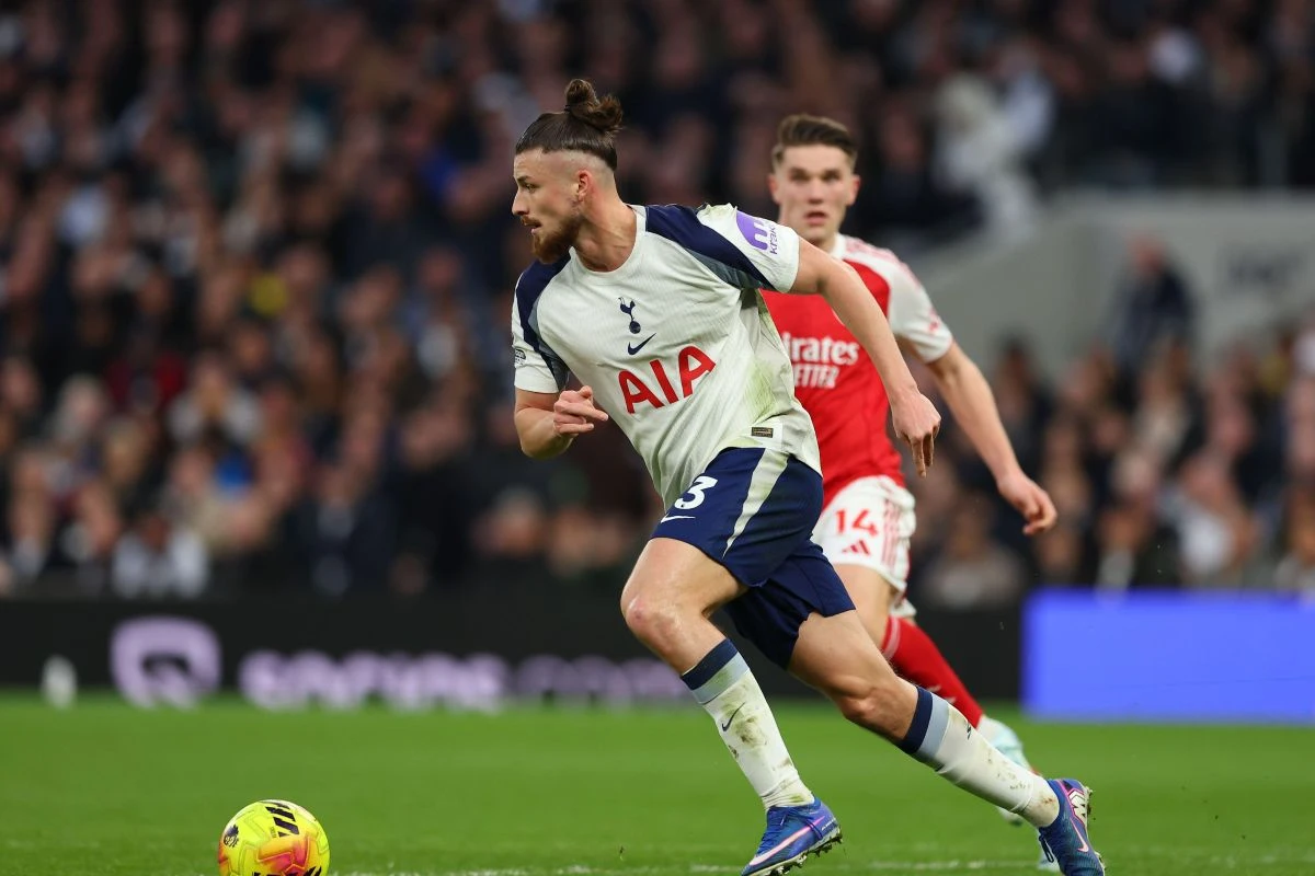 Radu Dragusin sous le maillot de Tottenham @Alamy