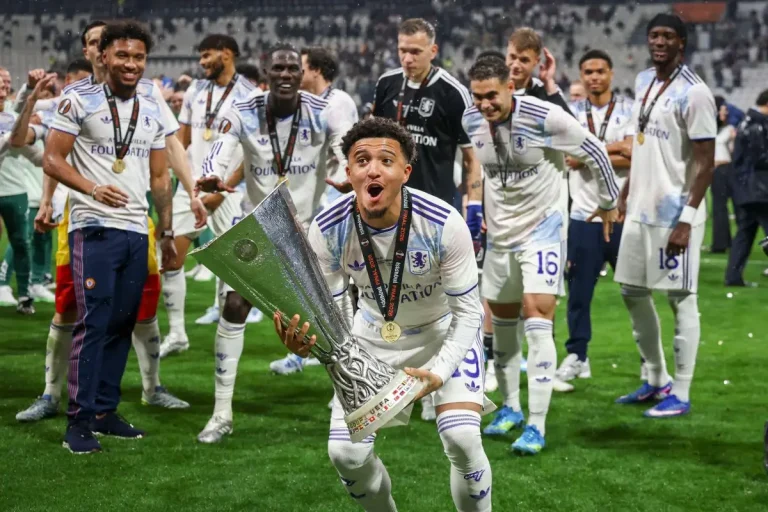 Jadon Sancho avec le trophée de l'Europa League @Alamy