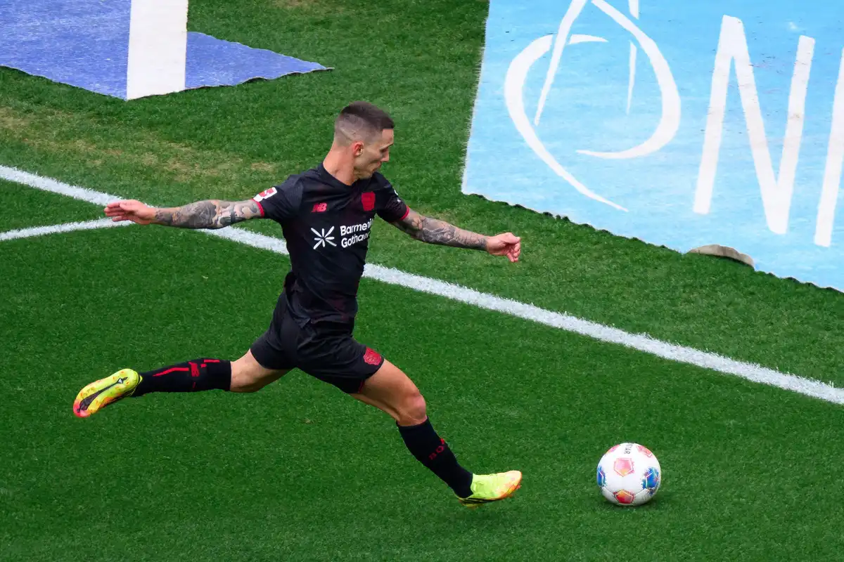 Alejandro Grimaldo visé par le Barça ©Alamy