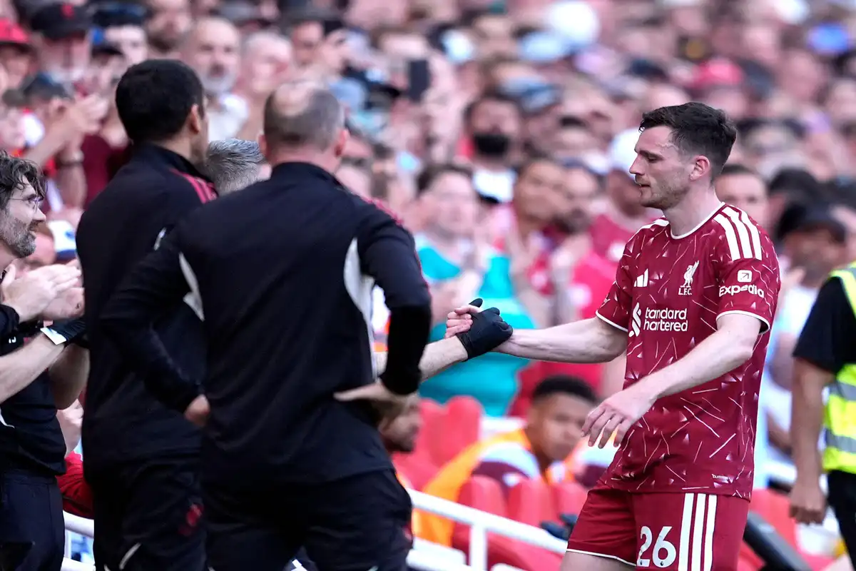 Andrew Robertson signe à Tottenham ©Alamy