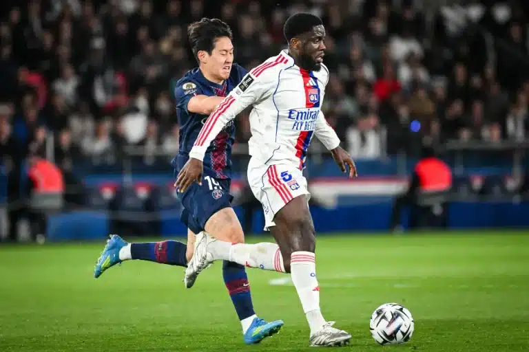 Orel Mangala sous le maillot de l'OL
