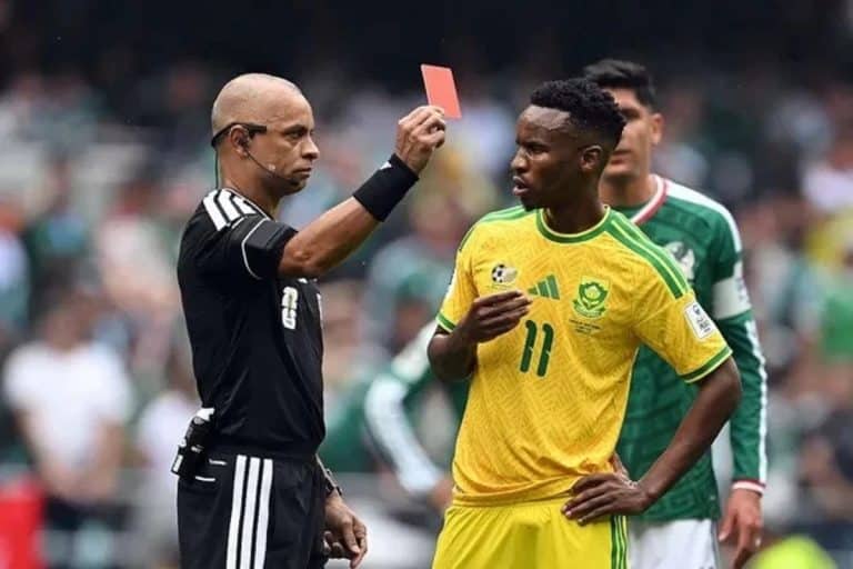 Themba Zwane reçoit un carton rouge ©Alamy